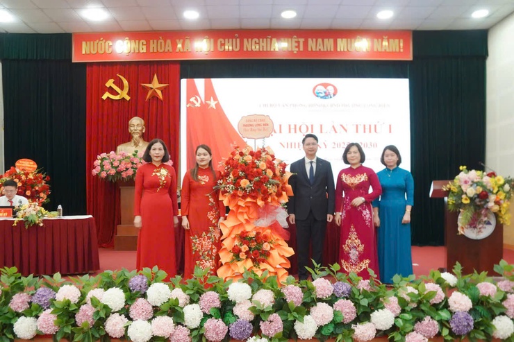 Chi bộ Văn phòng UBND phường, Chi bộ Cảnh sát khu vực phường Long Biên  tổ chức thành công đại hội lần thứ nhất, nhiệm kỳ 2025-2030- Ảnh 1.