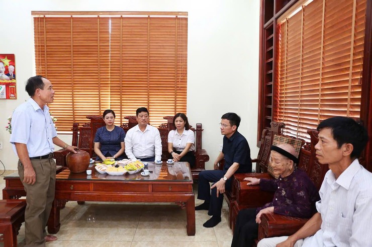 ĐỒNG CHÍ BÙI DUY CƯỜNG - TUV, BÍ THƯ ĐẢNG ỦY, CHỦ TỊCH HĐND XÃ SÓC SƠN THĂM, TẶNG QUÀ CÁC GIA ĐÌNH CHÍNH SÁCH- Ảnh 4.