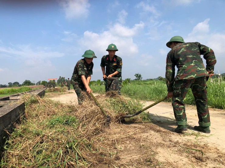 TÌNH QUÂN DÂN THẮM ĐƯỢM TRONG ĐỢT HÀNH QUÂN DÃ NGOẠI LÀM CÔNG TÁC DÂN VẬN TẠI XÃ SÓC SƠN- Ảnh 7.