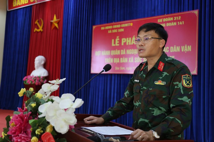 TÌNH QUÂN DÂN THẮM ĐƯỢM TRONG ĐỢT HÀNH QUÂN DÃ NGOẠI LÀM CÔNG TÁC DÂN VẬN TẠI XÃ SÓC SƠN- Ảnh 2.