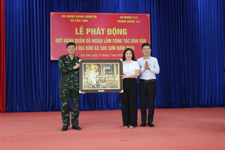 TÌNH QUÂN DÂN THẮM ĐƯỢM TRONG ĐỢT HÀNH QUÂN DÃ NGOẠI LÀM CÔNG TÁC DÂN VẬN TẠI XÃ SÓC SƠN- Ảnh 3.