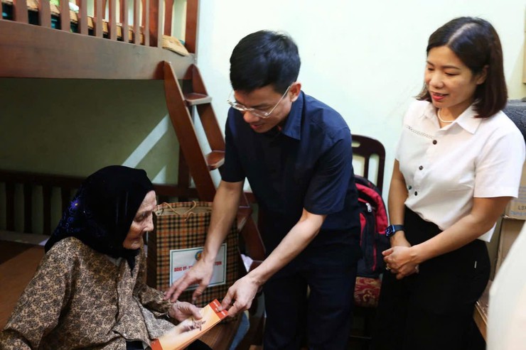 ĐỒNG CHÍ BÙI DUY CƯỜNG - TUV, BÍ THƯ ĐẢNG ỦY, CHỦ TỊCH HĐND XÃ SÓC SƠN THĂM, TẶNG QUÀ CÁC GIA ĐÌNH CHÍNH SÁCH- Ảnh 3.