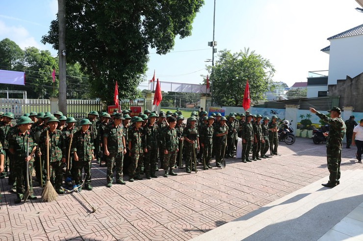 TÌNH QUÂN DÂN THẮM ĐƯỢM TRONG ĐỢT HÀNH QUÂN DÃ NGOẠI LÀM CÔNG TÁC DÂN VẬN TẠI XÃ SÓC SƠN- Ảnh 5.