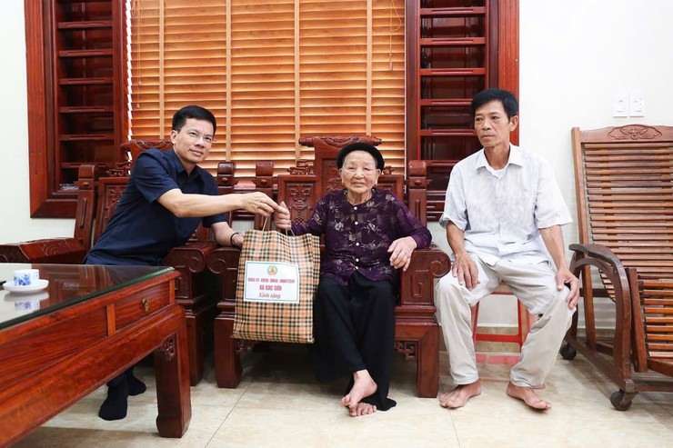ĐỒNG CHÍ BÙI DUY CƯỜNG - TUV, BÍ THƯ ĐẢNG ỦY, CHỦ TỊCH HĐND XÃ SÓC SƠN THĂM, TẶNG QUÀ CÁC GIA ĐÌNH CHÍNH SÁCH- Ảnh 2.