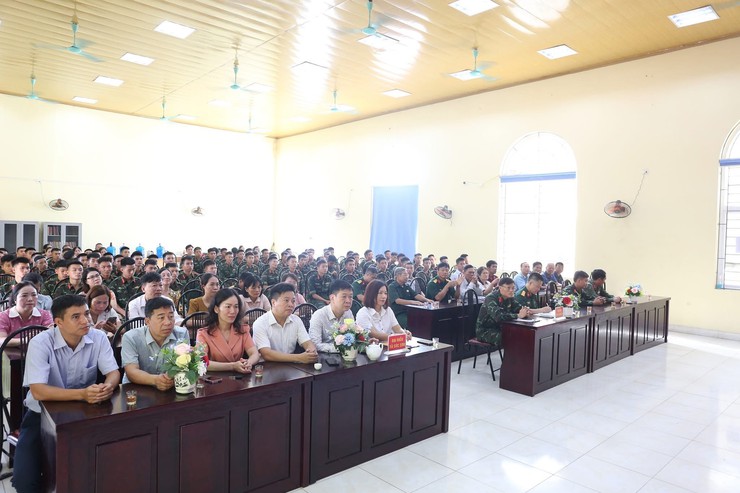 TÌNH QUÂN DÂN THẮM ĐƯỢM TRONG ĐỢT HÀNH QUÂN DÃ NGOẠI LÀM CÔNG TÁC DÂN VẬN TẠI XÃ SÓC SƠN- Ảnh 4.