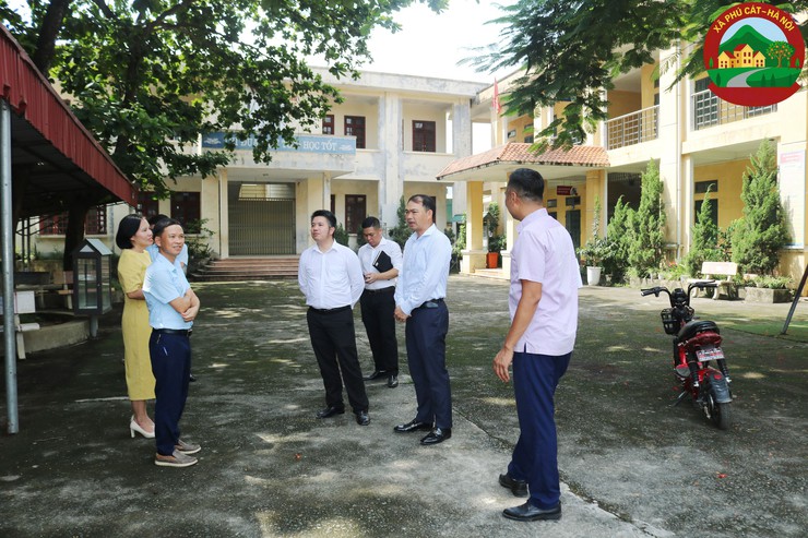 Đồng chí Hoàng Quốc Cường - Phó Chủ tịch UBND xã Phú Cát kiểm tra công tác chuẩn bị công nhận lại trường chuẩn quốc gia- Ảnh 7.