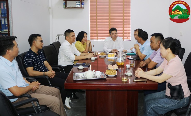 Đồng chí Hoàng Quốc Cường - Phó Chủ tịch UBND xã Phú Cát kiểm tra công tác chuẩn bị công nhận lại trường chuẩn quốc gia- Ảnh 6.