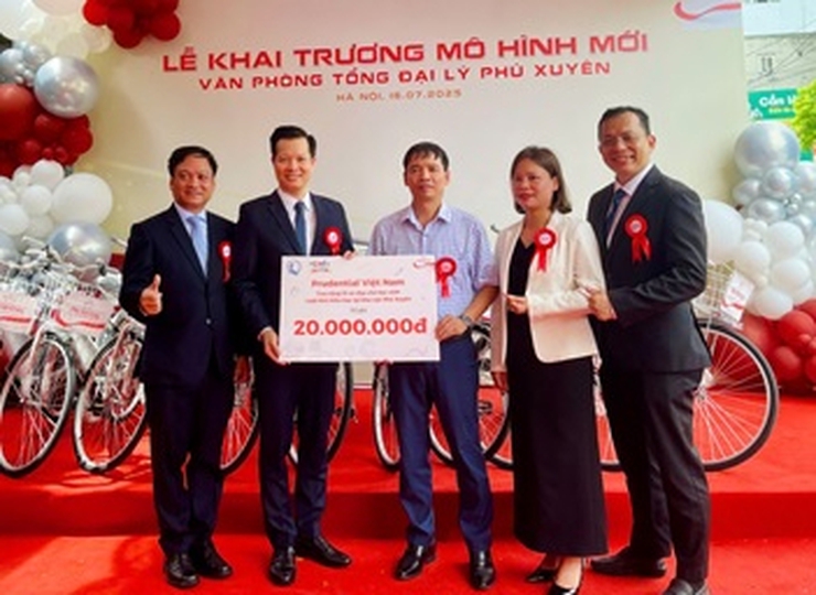 Tặng xe đạp cho trẻ em vượt khó học tốt xã Phú Xuyên- Ảnh 1.