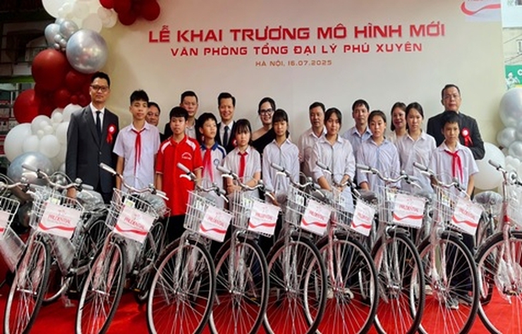 Tặng xe đạp cho trẻ em vượt khó học tốt xã Phú Xuyên- Ảnh 2.