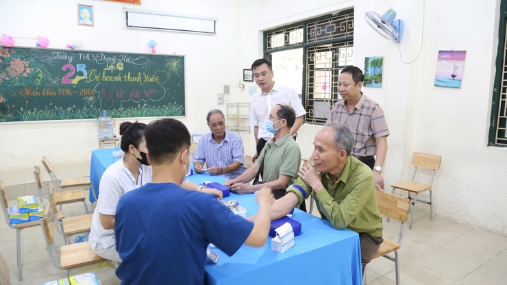 Phường Dương Nội tổ chức khám bệnh, cấp phát thuốc miễn phí cho người có công, gia đình chính sách nhân kỷ niệm 78 năm Ngày Thương binh - Liệt sĩ- Ảnh 3.