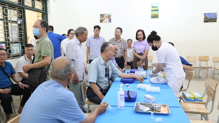 Phường Dương Nội tổ chức khám bệnh, cấp phát thuốc miễn phí cho người có công, gia đình chính sách nhân kỷ niệm 78 năm Ngày Thương binh - Liệt sĩ- Ảnh 2.