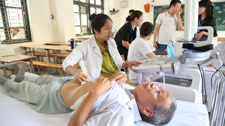 Phường Dương Nội tổ chức khám bệnh, cấp phát thuốc miễn phí cho người có công, gia đình chính sách nhân kỷ niệm 78 năm Ngày Thương binh - Liệt sĩ- Ảnh 4.