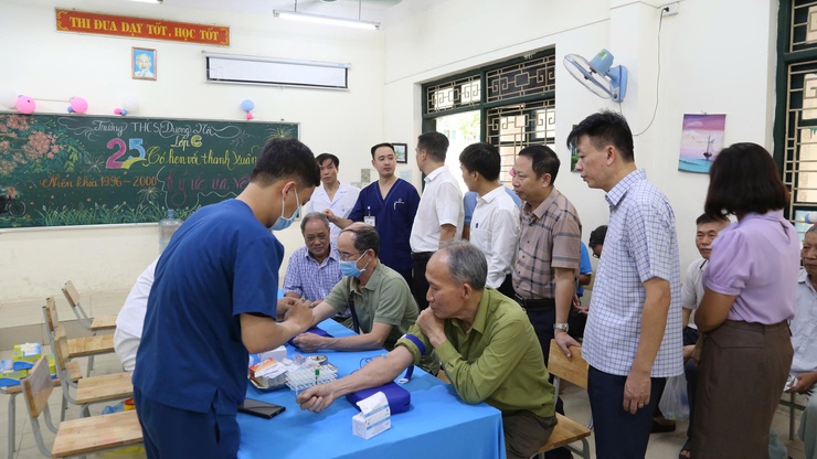 Phường Dương Nội tổ chức khám bệnh, cấp phát thuốc miễn phí cho người có công, gia đình chính sách nhân kỷ niệm 78 năm Ngày Thương binh - Liệt sĩ- Ảnh 5.