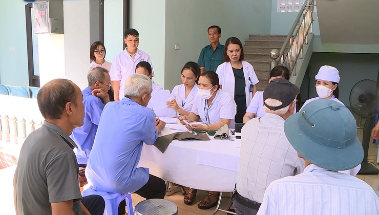 Xã Phúc Thọ: khám bệnh, chăm sóc sức khoẻ, cấp thuốc phụ vụ đối tượng chính sách dịp 27/7- Ảnh 2.