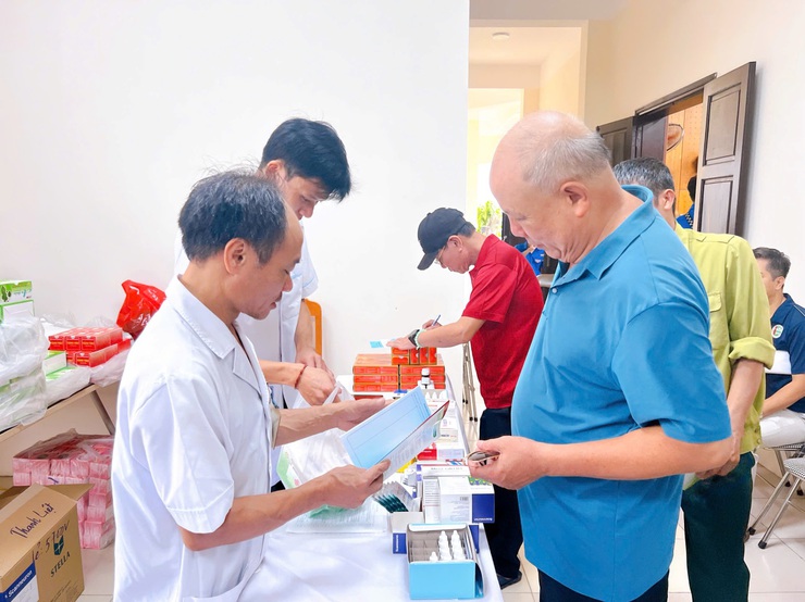 Phường Thanh Liệt: 360 đối tượng chính sách được khám, tư vấn sức khoẻ, cấp phát thuốc miễn phí- Ảnh 8.