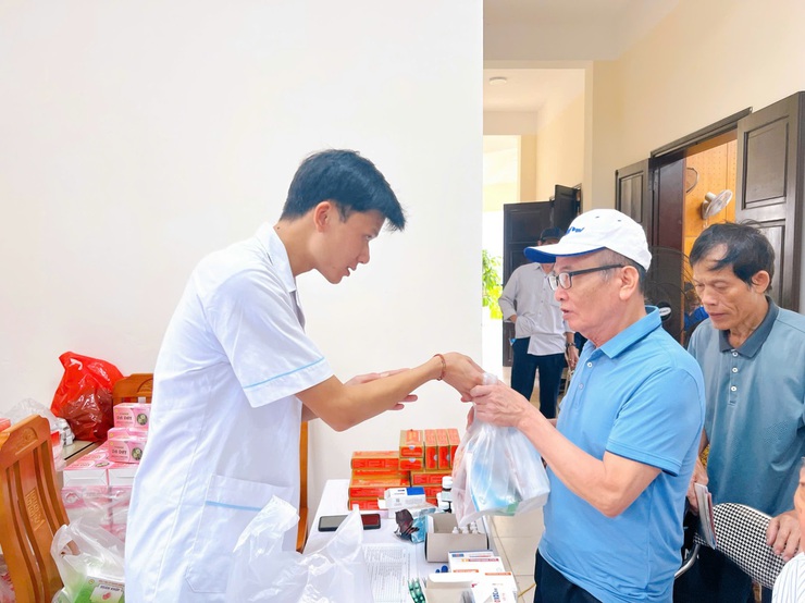 Phường Thanh Liệt: 360 đối tượng chính sách được khám, tư vấn sức khoẻ, cấp phát thuốc miễn phí- Ảnh 9.