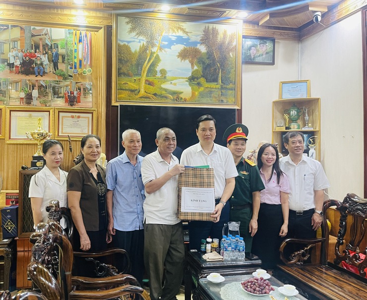 Phát huy truyền thống “Đền ơn đáp nghĩa”, phường Yên Hòa tổ chức thăm hỏi, động viên các gia đình chính sách trên địa bàn phường- Ảnh 1.