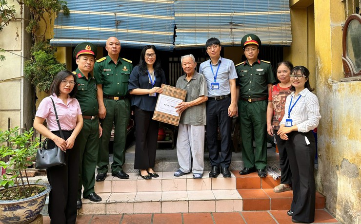 Phát huy truyền thống “Đền ơn đáp nghĩa”, phường Yên Hòa tổ chức thăm hỏi, động viên các gia đình chính sách trên địa bàn phường- Ảnh 3.