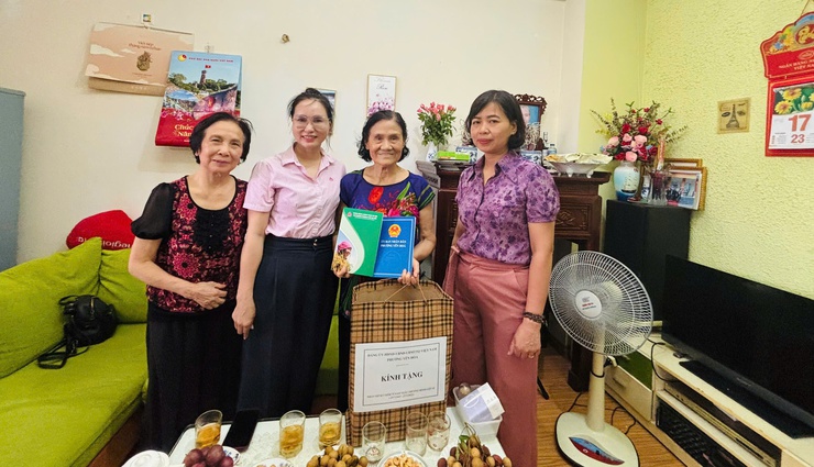 Phát huy truyền thống “Đền ơn đáp nghĩa”, phường Yên Hòa tổ chức thăm hỏi, động viên các gia đình chính sách trên địa bàn phường- Ảnh 5.