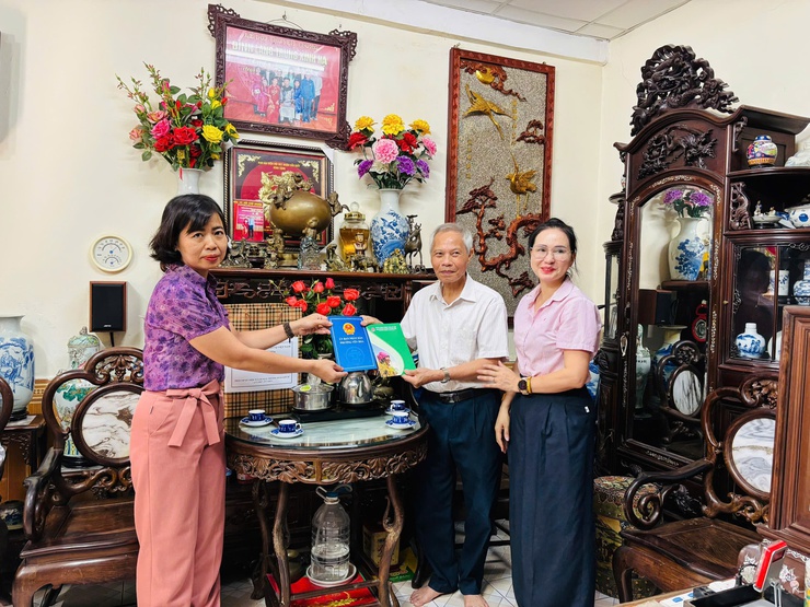Phát huy truyền thống “Đền ơn đáp nghĩa”, phường Yên Hòa tổ chức thăm hỏi, động viên các gia đình chính sách trên địa bàn phường- Ảnh 6.