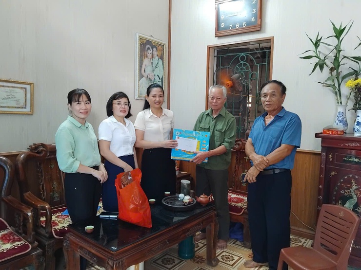 Xã Thanh Oai: Thăm hỏi, tặng quà các gia đình chính sách, người có công tiêu biểu- Ảnh 5.
