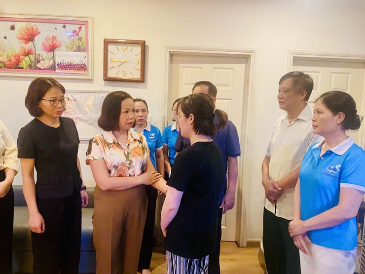 Uỷ ban MTTQ phường Dương Nội thăm hỏi, động viên, trao quà hỗ trợ nạn nhân vụ tai nạn giao thông đặc biệt nghiêm trọng xảy ra trên địa bàn- Ảnh 2.