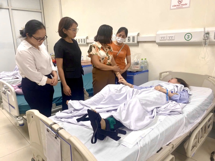 Uỷ ban MTTQ phường Dương Nội thăm hỏi, động viên, trao quà hỗ trợ nạn nhân vụ tai nạn giao thông đặc biệt nghiêm trọng xảy ra trên địa bàn- Ảnh 1.