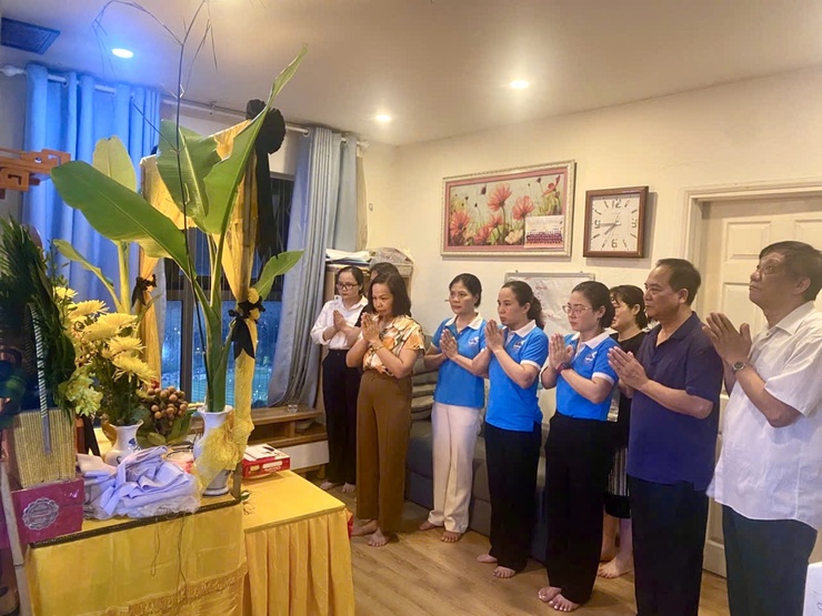 Uỷ ban MTTQ phường Dương Nội thăm hỏi, động viên, trao quà hỗ trợ nạn nhân vụ tai nạn giao thông đặc biệt nghiêm trọng xảy ra trên địa bàn- Ảnh 3.