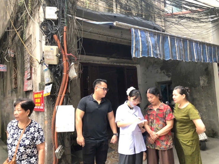 TRẠM Y TẾ PHƯỜNG BA ĐÌNH TỔ CHỨC GIÁM SÁT Ổ DỊCH SỐT XUẤT HUYẾT TẠI NGÕ 92 PHỐ CỬA BẮC- Ảnh 1.