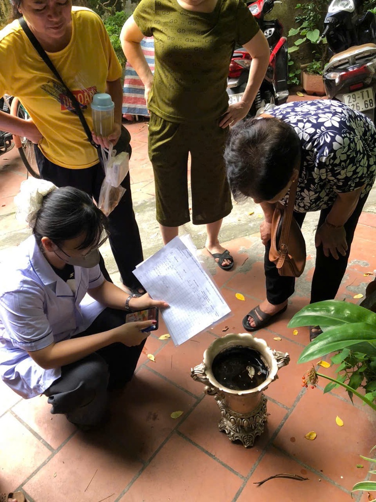 TRẠM Y TẾ PHƯỜNG BA ĐÌNH TỔ CHỨC GIÁM SÁT Ổ DỊCH SỐT XUẤT HUYẾT TẠI NGÕ 92 PHỐ CỬA BẮC- Ảnh 3.