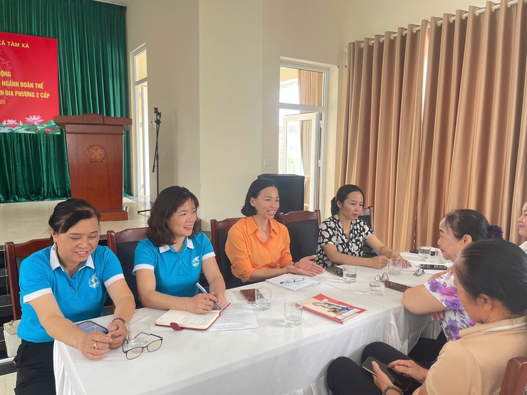 Cơ quan Thường trực Hội LHPN xã Vĩnh Thanh làm việc với các Chi Hội thôn Đông và thôn Đoài xã.- Ảnh 1.