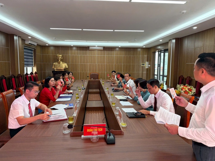Các chi bộ trực thuộc Đảng bộ UBND Phường Phú Thượng sôi nổi tổ chức Đại hội nhiệm kỳ 2025-2030- Ảnh 2.