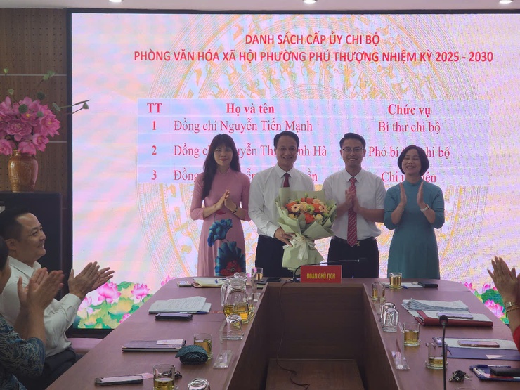 Các chi bộ trực thuộc Đảng bộ UBND Phường Phú Thượng sôi nổi tổ chức Đại hội nhiệm kỳ 2025-2030- Ảnh 4.