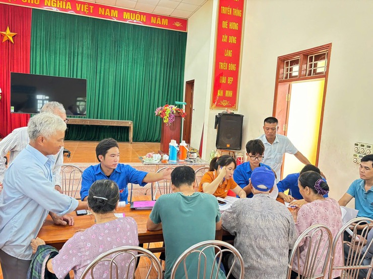 Tuổi trẻ xã Thượng Phúc hỗ trợ người cao tuổi và các đối tượng chính sách làm thủ tục hưởng trợ cấp hưu trí xã hội- Ảnh 1.