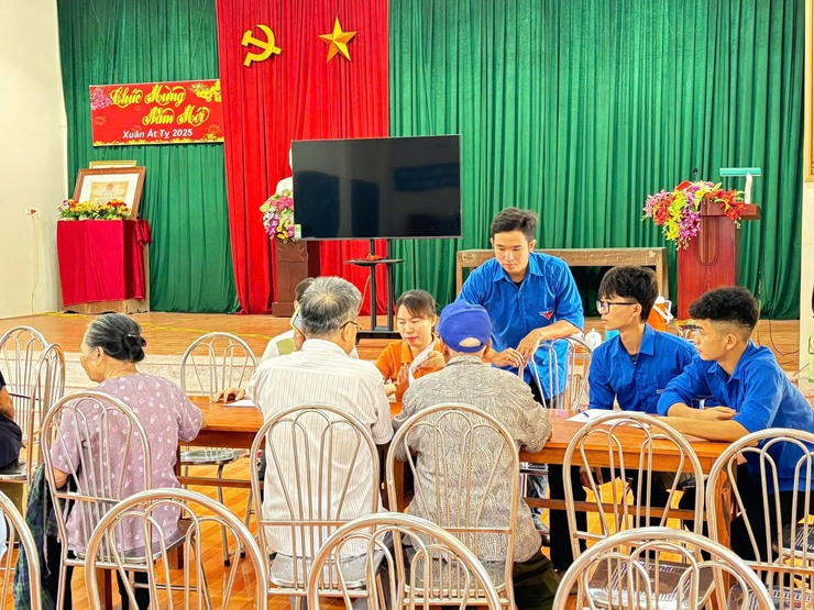 Tuổi trẻ xã Thượng Phúc hỗ trợ người cao tuổi và các đối tượng chính sách làm thủ tục hưởng trợ cấp hưu trí xã hội- Ảnh 3.