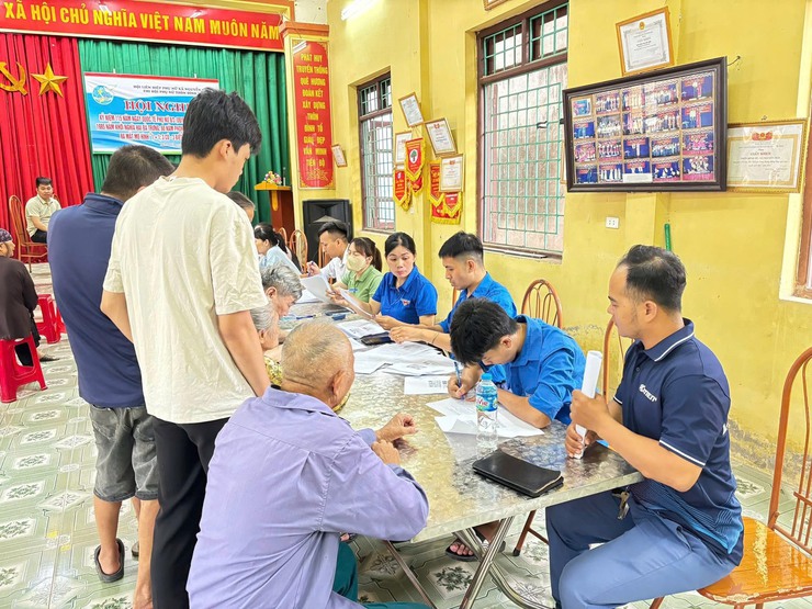 Tuổi trẻ xã Thượng Phúc hỗ trợ người cao tuổi và các đối tượng chính sách làm thủ tục hưởng trợ cấp hưu trí xã hội- Ảnh 2.