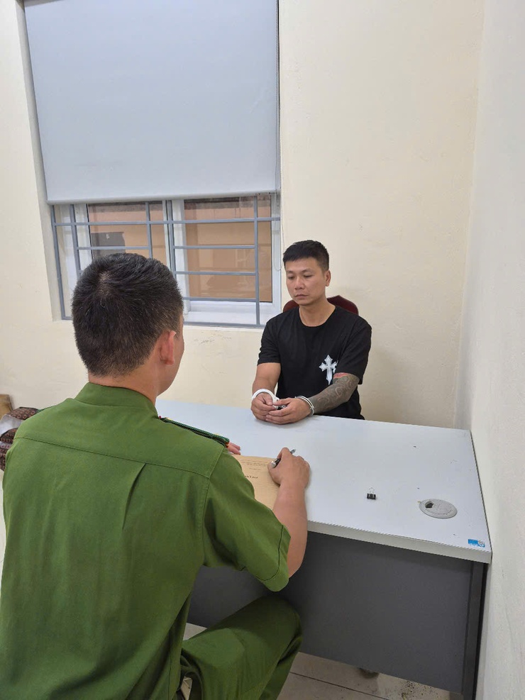 Công an phường Phú Lương bắt quả tang 2 đối tượng có hành vi mua bán trái phép chất ma túy trước chung cư PCC1- Ảnh 1.