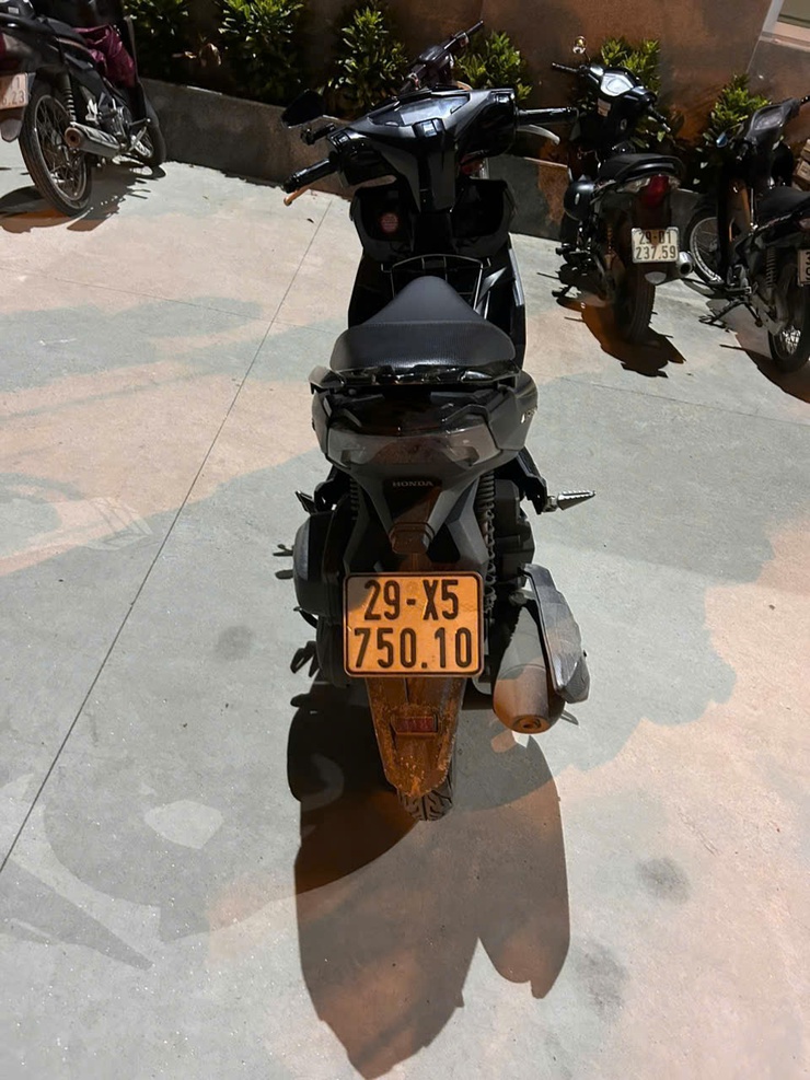 Công an phường Phú Lương bắt quả tang 2 đối tượng có hành vi mua bán trái phép chất ma túy trước chung cư PCC1- Ảnh 2.