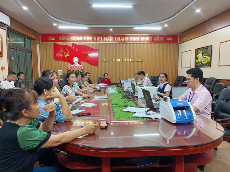 PHÒNG GIAO DỊCH NGÂN HÀNG CHÍNH SÁCH XÃ HỘI ỨNG HÒA TỔ CHỨC ĐIỂM TRỰC GIAO DỊCH HẰNG THÁNG TẠI XÃ VÂN ĐÌNH- Ảnh 1.