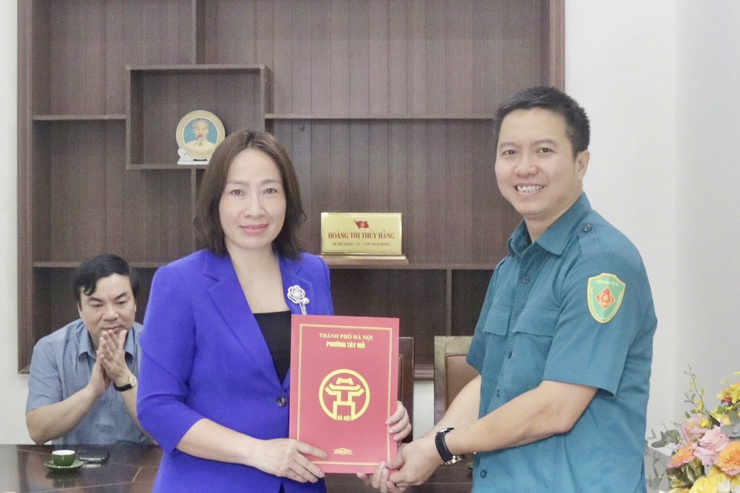Phường Tây Mỗ công bố và trao quyết định thành lập Chi bộ Quân sự phường Tây Mỗ- Ảnh 3.