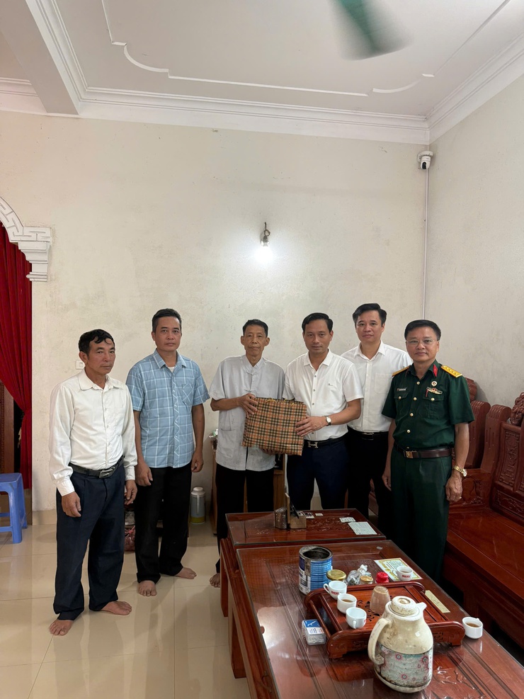 Đồng chí Lê Văn Ân Phó Bí thư Thường trực Đảng ủy xã Bình Minh thăm và tặng quà gia đình chính sách nhân dịp 27/7.- Ảnh 1.