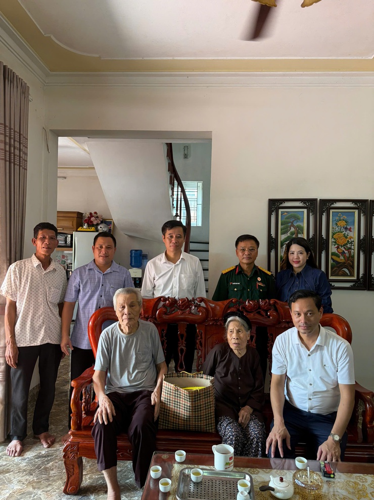 Đồng chí Lê Văn Ân Phó Bí thư Thường trực Đảng ủy xã Bình Minh thăm và tặng quà gia đình chính sách nhân dịp 27/7.- Ảnh 2.
