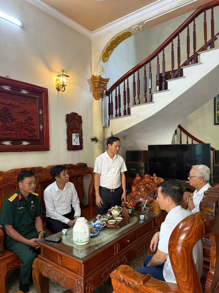Đồng chí Lê Văn Ân Phó Bí thư Thường trực Đảng ủy xã Bình Minh thăm và tặng quà gia đình chính sách nhân dịp 27/7.- Ảnh 3.