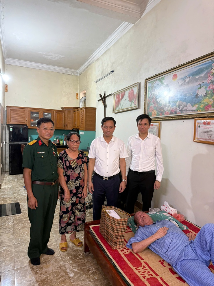 Đồng chí Lê Văn Ân Phó Bí thư Thường trực Đảng ủy xã Bình Minh thăm và tặng quà gia đình chính sách nhân dịp 27/7.- Ảnh 4.