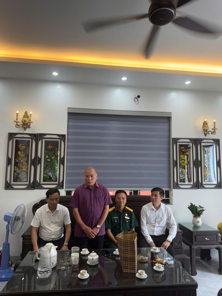 Đồng chí Lê Văn Ân Phó Bí thư Thường trực Đảng ủy xã Bình Minh thăm và tặng quà gia đình chính sách nhân dịp 27/7.- Ảnh 5.