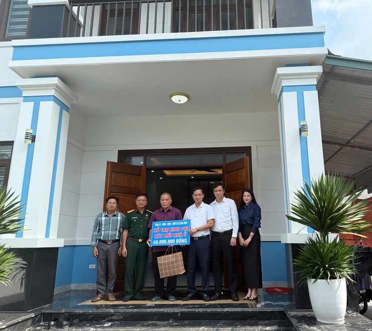 Đồng chí Lê Văn Ân Phó Bí thư Thường trực Đảng ủy xã Bình Minh thăm và tặng quà gia đình chính sách nhân dịp 27/7.- Ảnh 6.