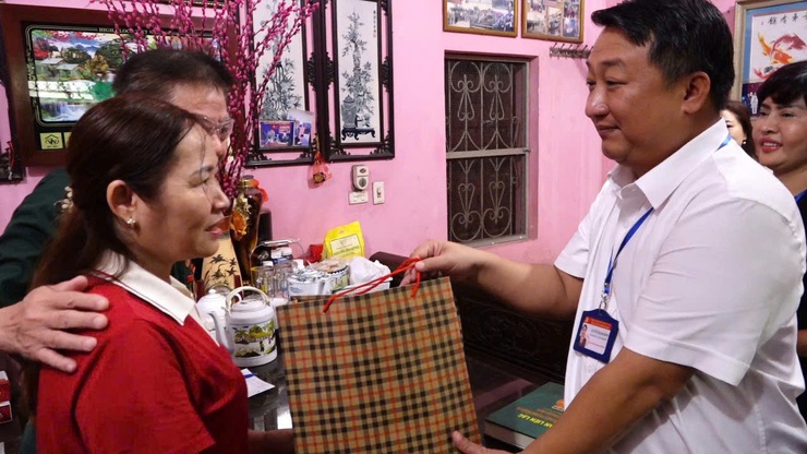Đồng chí Nguyễn Khánh Bình, Bí thư Đảng ủy, Chủ tịch HĐND xã tặng quà các gia đình chính sách nhân dịp kỷ niệm 78 năm ngày Thương binh - Liệt sỹ.- Ảnh 1.