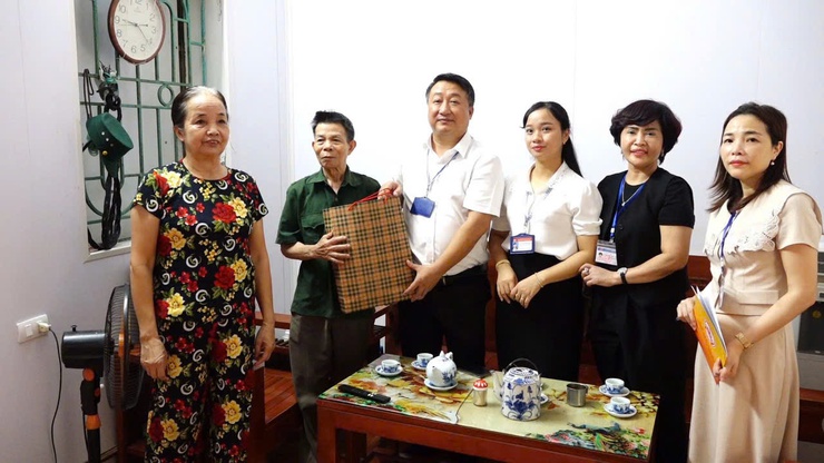 Đồng chí Nguyễn Khánh Bình, Bí thư Đảng ủy, Chủ tịch HĐND xã tặng quà các gia đình chính sách nhân dịp kỷ niệm 78 năm ngày Thương binh - Liệt sỹ.- Ảnh 2.