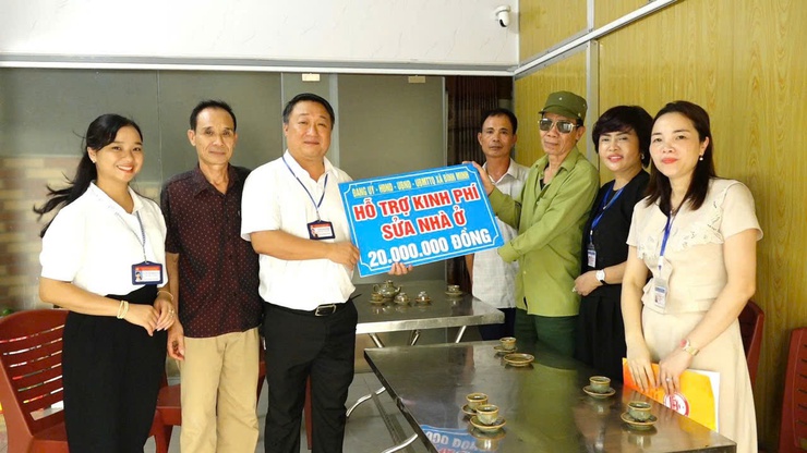 Đồng chí Nguyễn Khánh Bình, Bí thư Đảng ủy, Chủ tịch HĐND xã tặng quà các gia đình chính sách nhân dịp kỷ niệm 78 năm ngày Thương binh - Liệt sỹ.- Ảnh 3.