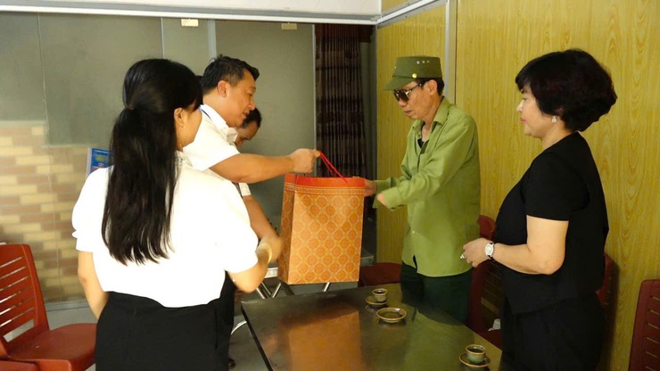 Đồng chí Nguyễn Khánh Bình, Bí thư Đảng ủy, Chủ tịch HĐND xã tặng quà các gia đình chính sách nhân dịp kỷ niệm 78 năm ngày Thương binh - Liệt sỹ.- Ảnh 5.
